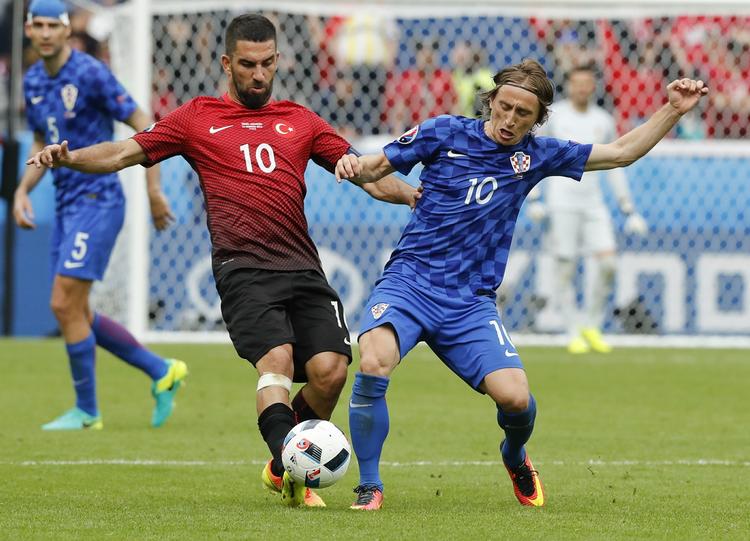 1-0. Luka Modric (th) leverede en flot indsat for Kroatien, mens den tyrkiske stjerne  Arda Turan (tv) var en af holdets mest skuffende spillere. 