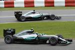 Duel. Lewis Hamilton (øverst) og Nico Rosberg havde igen et sammenstød. 