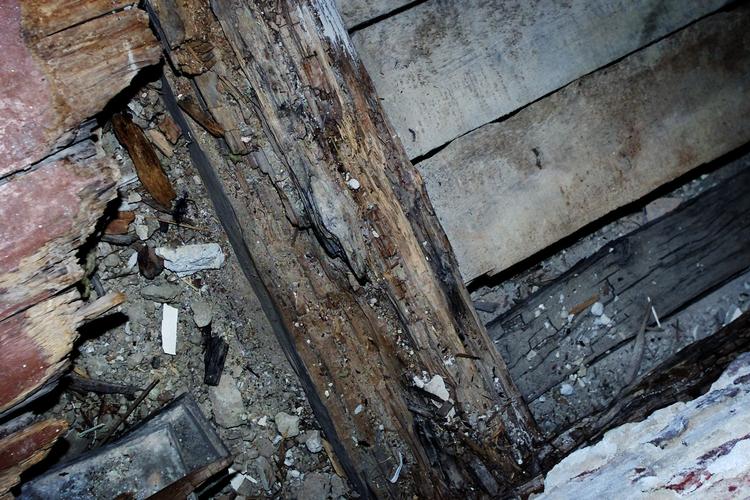 Surprise! Selv om man har tegnet en ejerskifteforsikring, er man ikke sikret dækning for alle de ubehagelige overraskelser, det nye hus kan gemme på. 