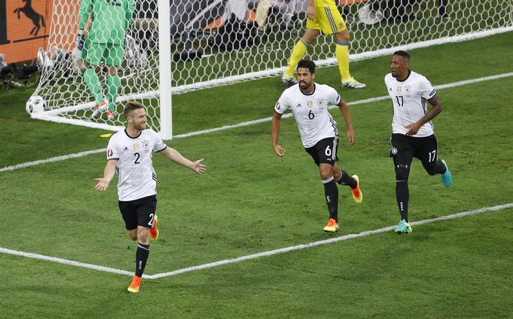 1-0. Shkodran Mustafi (tv) var effektiv i angrebet, men mindre stærk i defensiven. 