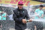 Triumf. Lewis Hamilton havde grund til at sprøjte med champagne efter sin sejr i Canada. 