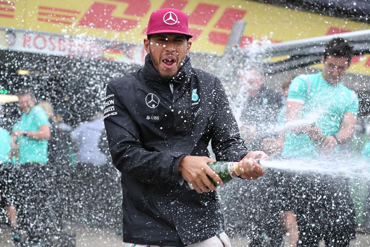 Triumf. Lewis Hamilton havde grund til at sprøjte med champagne efter sin sejr i Canada. 
