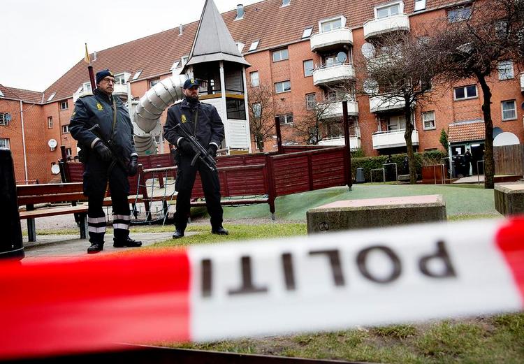 bevogtning. Efter Omar el-Husseins skudangreb blev hans hjemsted, Mjølnerparken, efterforsket og bevogtet af store politistyrker. 