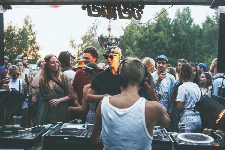 Grønt. Der er masser af grønt på det stykke natur, som Søndagsvenner plejer at fylde med masser af musik. 