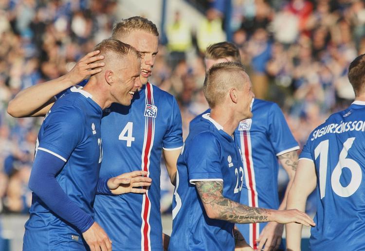 EM. Island er gået amok i fodboldbegejstring, fordi Islands landshold i fodbold for første gang har kvalificeret sig til en slutrunde. 