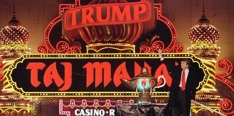 Kasinodrømme. Trump havde flere kasinoer, bl.a. Trump Taj Mahal Casino Resort i Atlantic City, som han her åbner 5. april 1990. Arkivfoto: Mike Derer/AP 