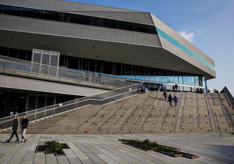 træls. Nu skal stilladserne atter op omkring Dokk1 på Aarhus havn, hvor 6.400 kvadratmeter vindspærreplader skal skiftes ud. 