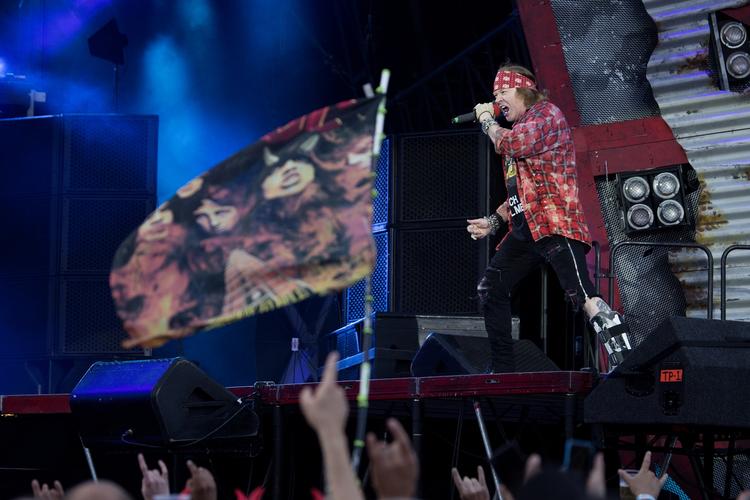 Øv. Axl Rosevar en fin  vikar for Brian Johnson søndag aften i Aarhus. Men arrangøren Live Nation får kritik for afviklingen af koncerten. Der var flaskehalsproblemer både ved ind- og udgangen og mange kunne ikke komme frem til de pladser, de havde betalt for. 