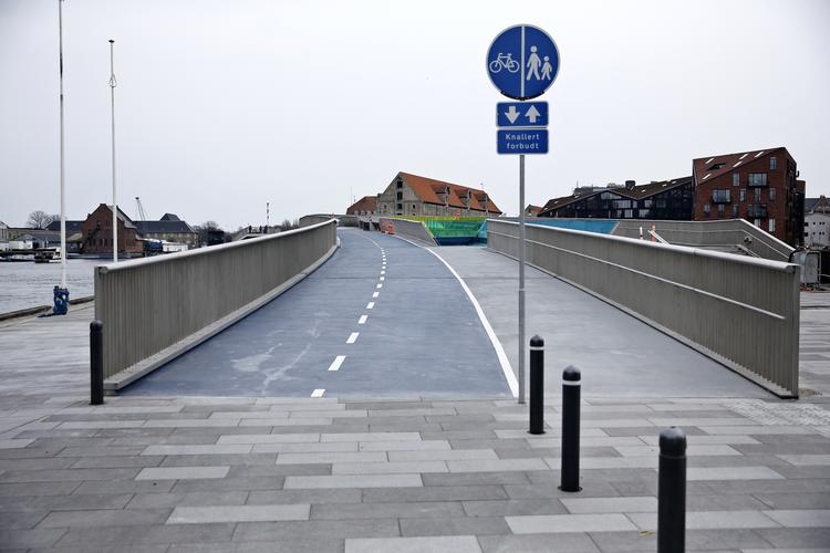 Næsten. Inderhavnsbroen ser nu ud til at være færdig i starten af juli. Altså i 2016. Nu må vi se. 