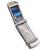 RETRO. Tænk, hvis man kunne få den lækre formfaktor fra en RAZR V3 med alle de moderne apps, vi bruger i dag. Måske er det præcis det, Lenovo og Motorola har i ærmet (foto: Motorola) 
