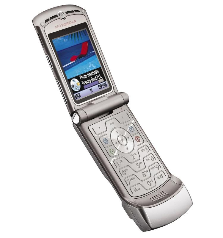 RETRO. Tænk, hvis man kunne få den lækre formfaktor fra en RAZR V3 med alle de moderne apps, vi bruger i dag. Måske er det præcis det, Lenovo og Motorola har i ærmet (foto: Motorola) 
