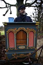 Test. Gårdsangere og lirekassemænd er ved at være ude af sagaen, men nogle kender udtrykket 'at slå en til lirekassemand'. Her lirekassemand på Frilandsmuseet. 