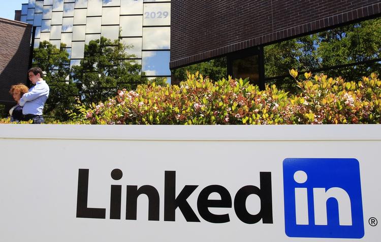 Indkøb. Microsoft har købt LinkedIn for 26 milliarder dollars. 