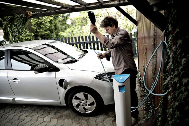 Optankning. Alt for få danske privatbilister tanker op med strøm i stedet for benzin eller diesel, mener Klimarådet. 