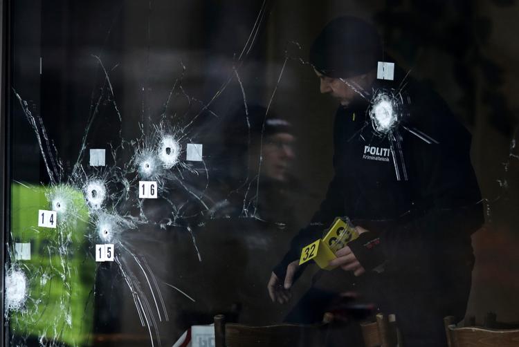 GERNINGSSTED. Kriminalteknikere undersøger skudhullerne ved Krudttøndens indgang efter Omar El-Husseins første terrorangreb. 