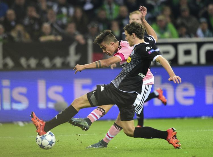 Stop. Juventus-angriberen Paulo Dybala er en af mange topspillere, der i denne sæson har haft at gøre med unge Christensen (forrest). 