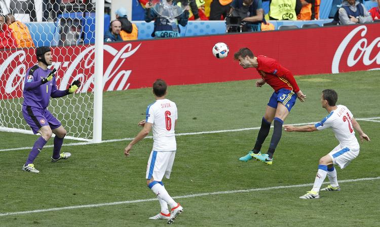 Matchvinder. Gerard Pique (th) scorede sit første mål på landsholdet i 7 år, da han steg til vejrs tre minutter før tid mod Tjekkiet. 