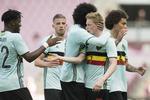 Krammer. Kevin De Bruyne lykønskes af den hårfagre Marouane Fellaini efter en scoring i en testkamp mod Schweiz for et par uger siden. 