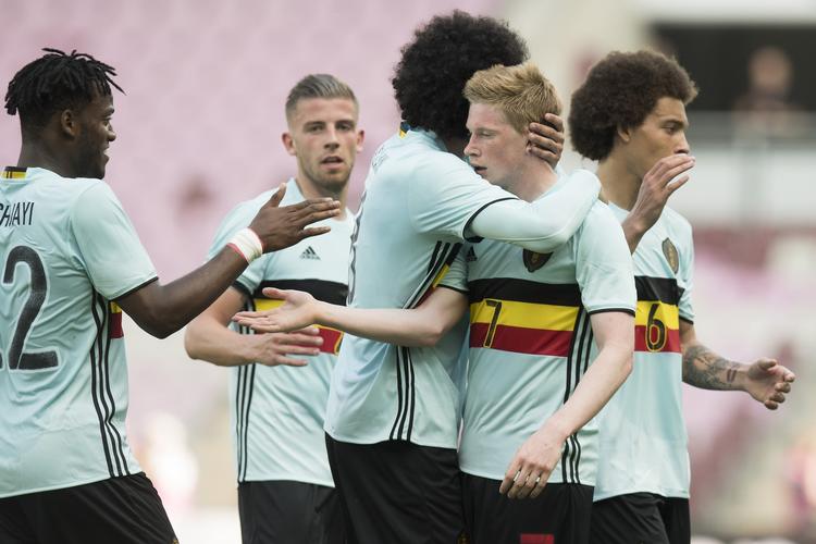 Krammer. Kevin De Bruyne lykønskes af den hårfagre Marouane Fellaini efter en scoring i en testkamp mod Schweiz for et par uger siden. 