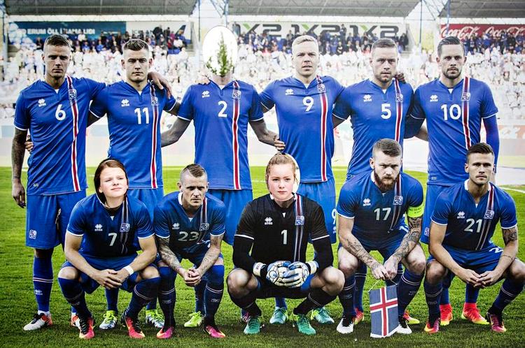 Helte. I Reykjavik kan man blive en del af det islandske hold. Her har 12-årige Juliana sneget sig ind som nr. 7, mens jævnaldrende Gyda er trukket i målmandstrøjen, da hun ikke ville spille højre back (nr. 2). 