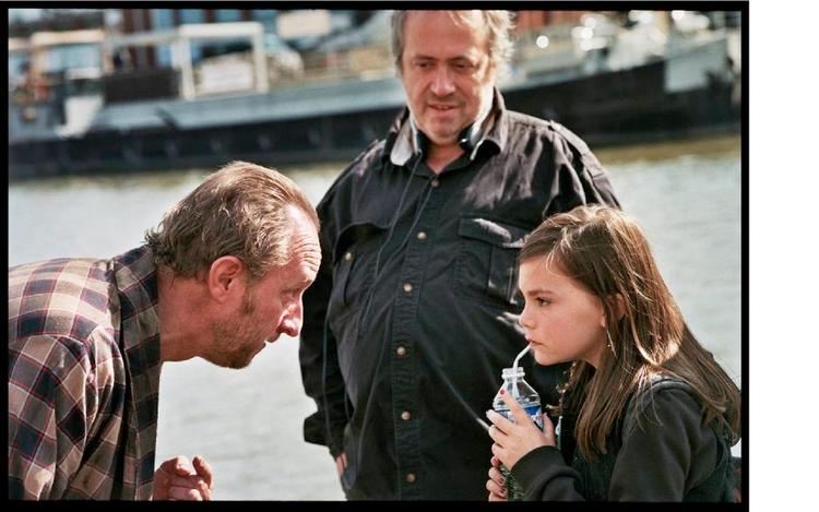 Spritnyt. Jaco Vàn Dormael mellem Gud og hans helligbårne datter, Benoît Poelvoorde og Pili Groyne, under optagelserne til 'Det spritnye testamente'. 