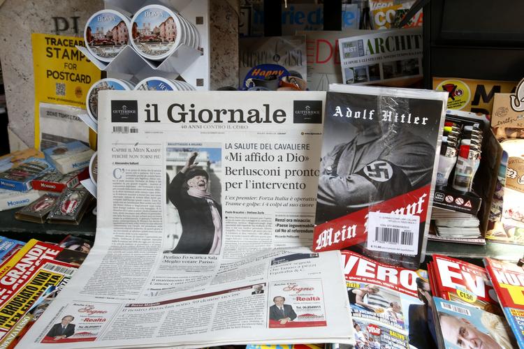 Læsergave. Italien vågnede i lørdags op til en usædvanlig læsergave til læserne af den konservative avis Il Giornale: 'Mein Kampf', i en udgave fra 1937, kommenteret af den italienske historiker Francesco Perfetti. 