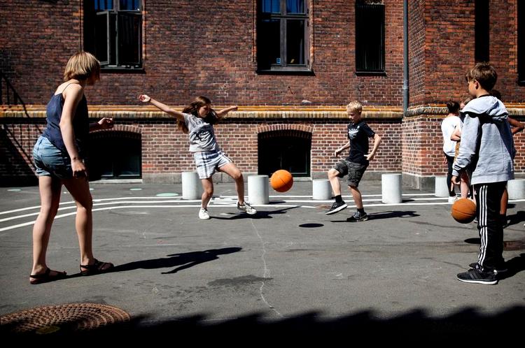 Mobilfri. Tidligere var det svært at stille hold til boldspil på Tove Ditlevsens Skole i København. Det har mobilfri frikvarterer ændret på til glæde for Klara-Sofie Jensen, Sophia Banerabe, Villads Boesen og Oscar Sommerfelt Falby. 