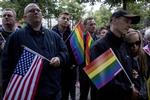 MINDEHØJTIDELIGHED. For at vise sympati med ofrene for weekendens angreb på en natklub i Orlando var flere hundrede danskere mødt op foran den amerikanske ambassade på Østerbro i København. 