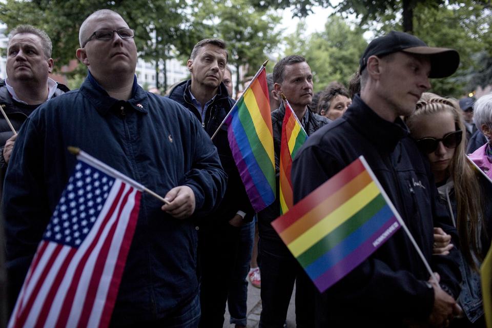 MINDEHØJTIDELIGHED. For at vise sympati med ofrene for weekendens angreb på en natklub i Orlando var flere hundrede danskere mødt op foran den amerikanske ambassade på Østerbro i København. 