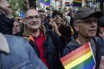 MINDEHØJTIDELIGHED. For at vise sympati med ofrene for weekendens angreb på en natklub i Orlando var flere hundrede danskere mødt op foran den amerikanske ambassade på Østerbro i København. 