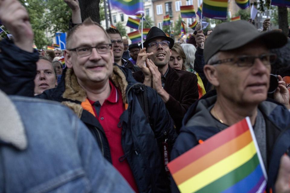 MINDEHØJTIDELIGHED. For at vise sympati med ofrene for weekendens angreb på en natklub i Orlando var flere hundrede danskere mødt op foran den amerikanske ambassade på Østerbro i København. 