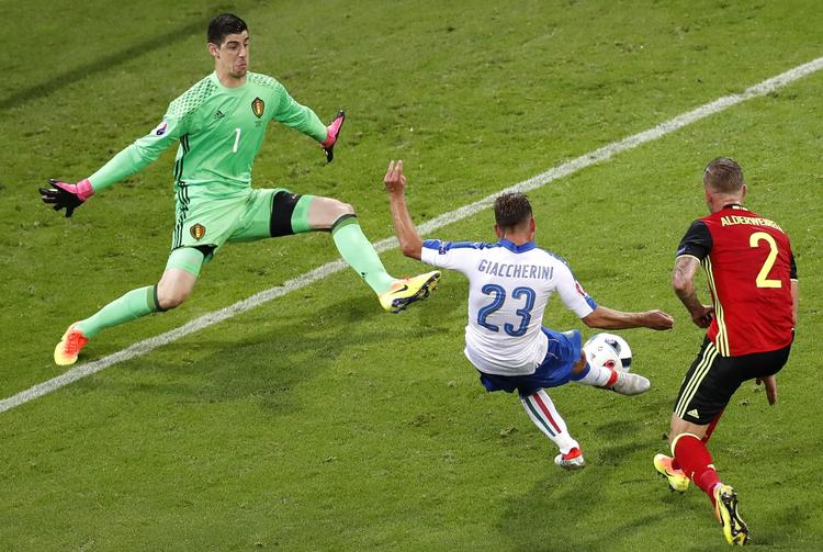 1-0. Efter en perfekt førsteberøring scorer Emanuele Giaccherini bag Thibaut Courtois. 