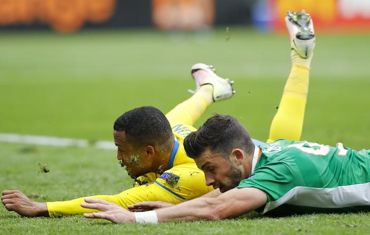 1-1. Med masser af indlæg i anden halvleg var Martin Olsson (tv.) bedste svensker mod Shane Long og Irland. 
