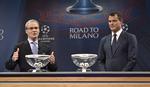 Giorgio Marchetti, Uefa-direktør trækker lod forud for Champions League sammen med den serbiske fodboldspiller Dejan Stankovic. Ifølge Sepp Blatter er der tidligere blevet snydt med boldene ved lodtrækninger. 