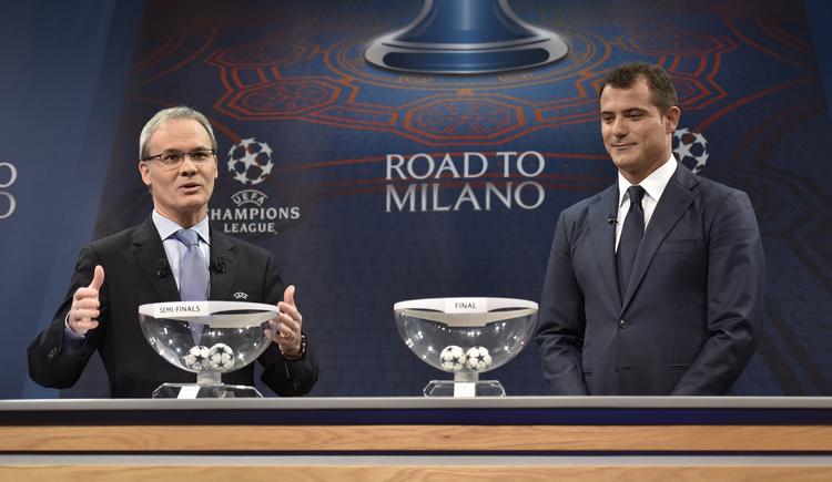Giorgio Marchetti, Uefa-direktør trækker lod forud for Champions League sammen med den serbiske fodboldspiller Dejan Stankovic. Ifølge Sepp Blatter er der tidligere blevet snydt med boldene ved lodtrækninger. 