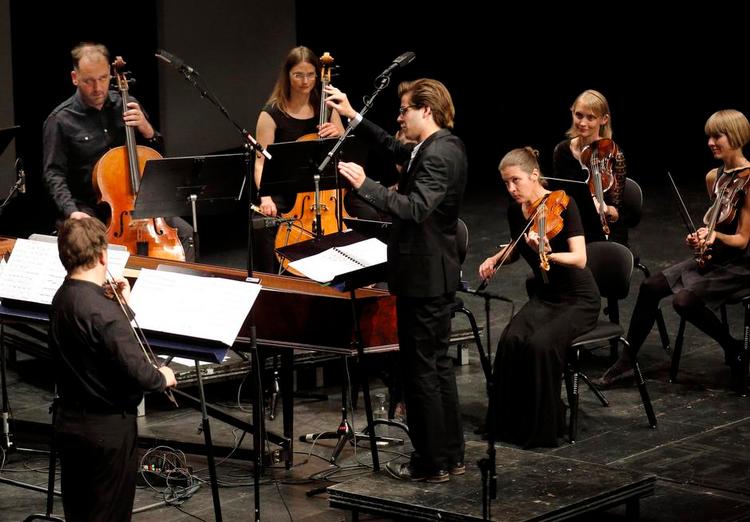 LAURBÆR. Den unge dirigent Magnus Fryklund dirigerer Concerto Copenhagen i Vivaldis helt nye årstider. Foto: Jens Dresling 