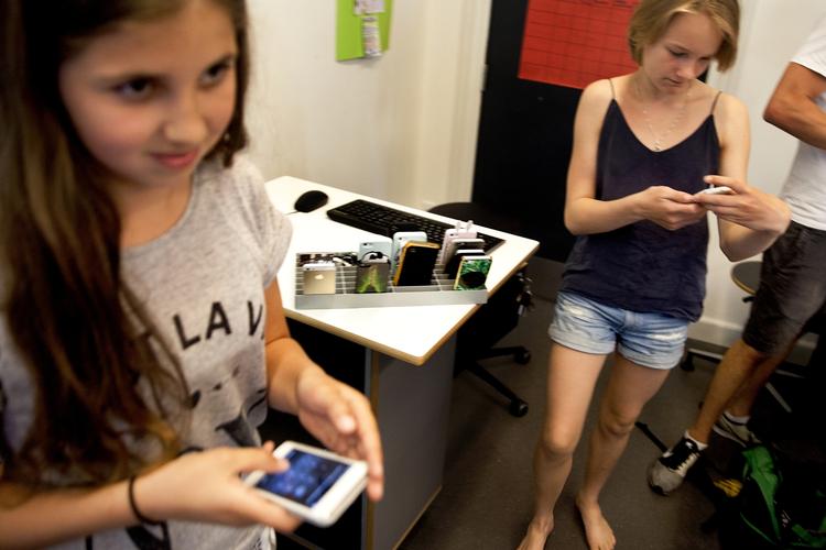 MOBILt. Når eleverne i 5.a. på Tove Ditlevsens Skole møder om morgenen afleverer de deres mobiltelefoner. Det har gavnet det sociale liv. 