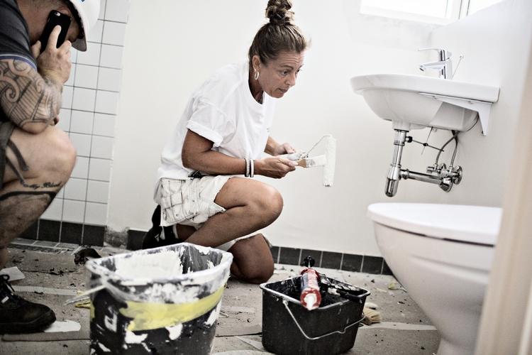 LIGESTILLING Kvinder er generelt dårligere til at slå i bordet og kræve mere i løn, forklarer Mette Grenaa, som er en af de efterhånden mange kvindelige malere. 