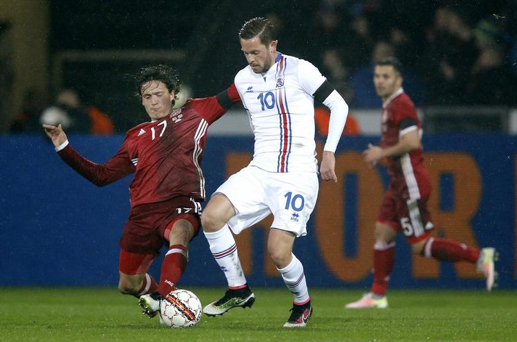 Venskabskamp. Den islandske stjerne Gylfi Sigurdsson i kamp mod Thomas Delaney, da Danmark og Island mødte hinanden i en venskabskamp i marts. Danmark vandt 2-1. 