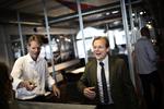 farvel. Rune Lykkeberg til højre stopper på Politiken om en uge, og Bo Lidegaard stoppede 28. april. De to ting har dog ikke noget med hinanden at gøre, siger Rune Lykkeberg, udover det rent logistiske: »En chefredaktør blev fyret, en anden blev sat ind, og det gjorde så en stilling ledig til mig«. Billedet er fra Rune Lykkebergs tiltrædelse på Politiken. 