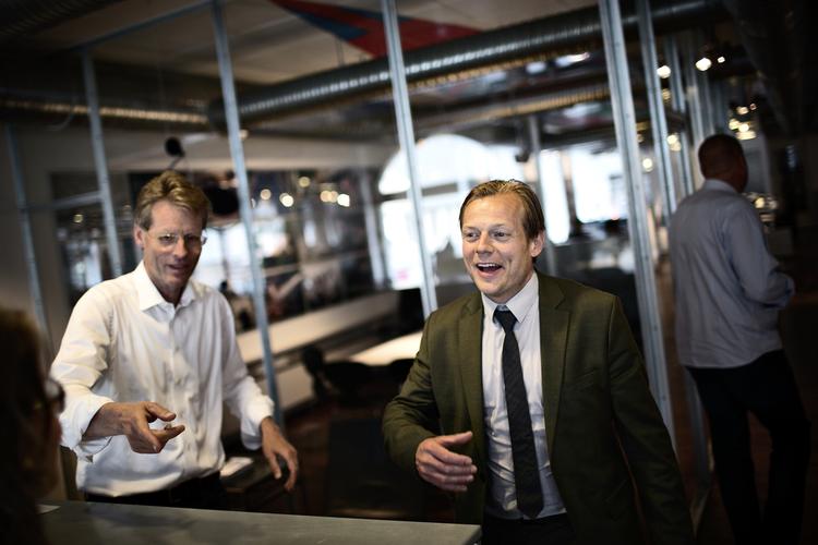 farvel. Rune Lykkeberg til højre stopper på Politiken om en uge, og Bo Lidegaard stoppede 28. april. De to ting har dog ikke noget med hinanden at gøre, siger Rune Lykkeberg, udover det rent logistiske: »En chefredaktør blev fyret, en anden blev sat ind, og det gjorde så en stilling ledig til mig«. Billedet er fra Rune Lykkebergs tiltrædelse på Politiken. 