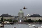 Man rammer vandoverfladen med 85 kilometer i timen, hvis man springer ud fra Operaens tag og ned i havnevandet. Undervejs hvirvler deltagerne i Red Bull Cliff Diving rundt i halsbrækkende saltomortaler for til sidst at lande med et så lille plask som muligt. 