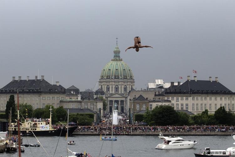 Man rammer vandoverfladen med 85 kilometer i timen, hvis man springer ud fra Operaens tag og ned i havnevandet. Undervejs hvirvler deltagerne i Red Bull Cliff Diving rundt i halsbrækkende saltomortaler for til sidst at lande med et så lille plask som muligt. 