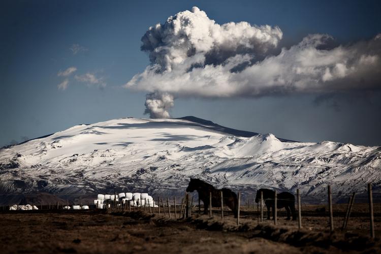 Skyldernation. Askyeskyen, der standsede hele Europas flytrafik og urimeligt små heste. Island skylder mindst en EM-sejr. 