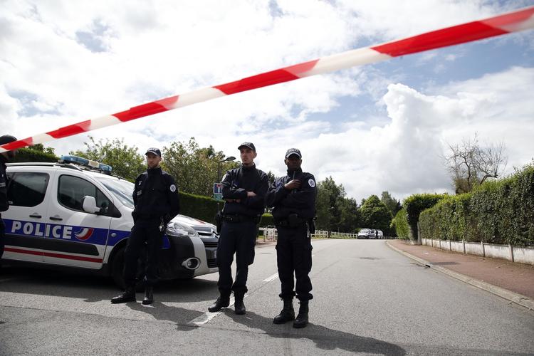 Angreb. En ung mand angreb og dræbte mandag aften et ægtepar i byen Magnanville. Han hævdede selv, inden han blev dræbt, at det er et terrorangreb. IS hævder også at have skylden for tragedien, der efterlod en 3-årig forældreløs. 