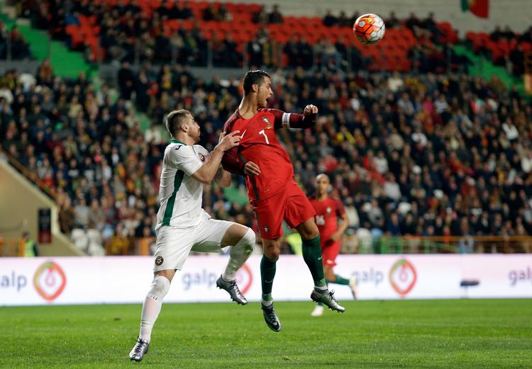 Duel. FCM-spilleren Nikolay Bodurov var adskillige gange i nærkontakt med Ronaldo i Bulgariens store triumf i sidste uge. 