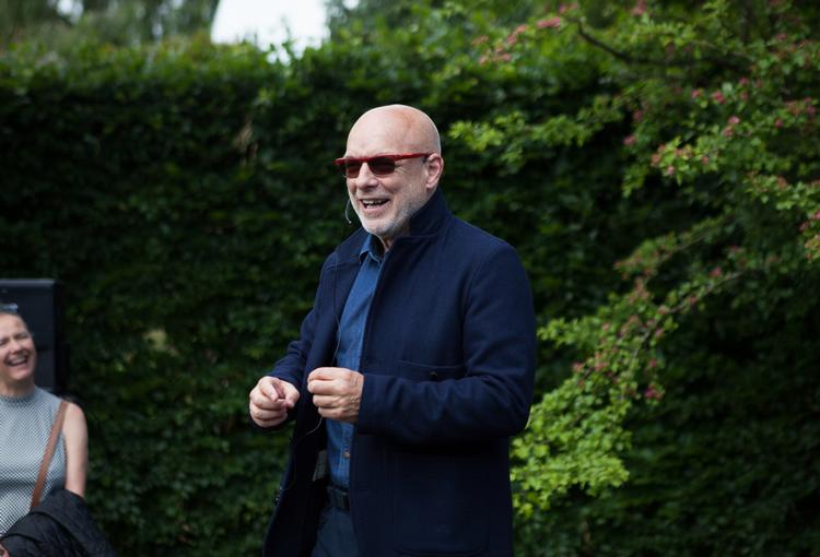 Hovednavn. Brian Eno var et af hovednavnene på weekendens Heartland Festival på Egeskov Slot på Fyn. Han havde lydinstallationen 'The Ship' inde på slottet og skulle samtale med Bjarke Ingels som en del af 'Talks'-programmet. 