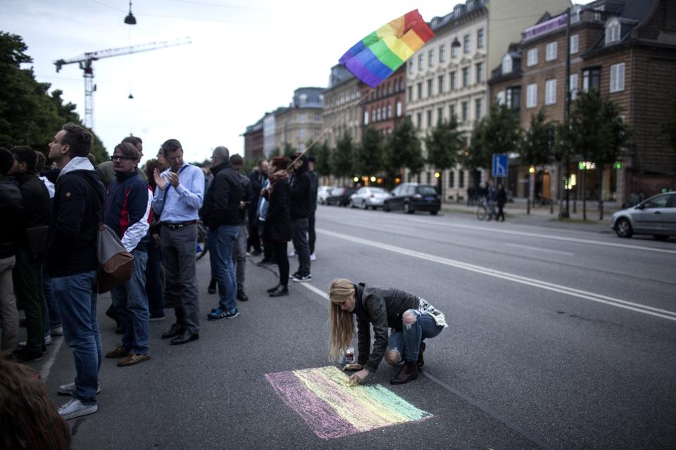MINDEHØJTIDELIGHED. For at vise sympati med ofrene for weekendens angreb på en natklub i Orlando var flere hundrede danskere mødt op foran den amerikanske ambassade på Østerbro i København. 