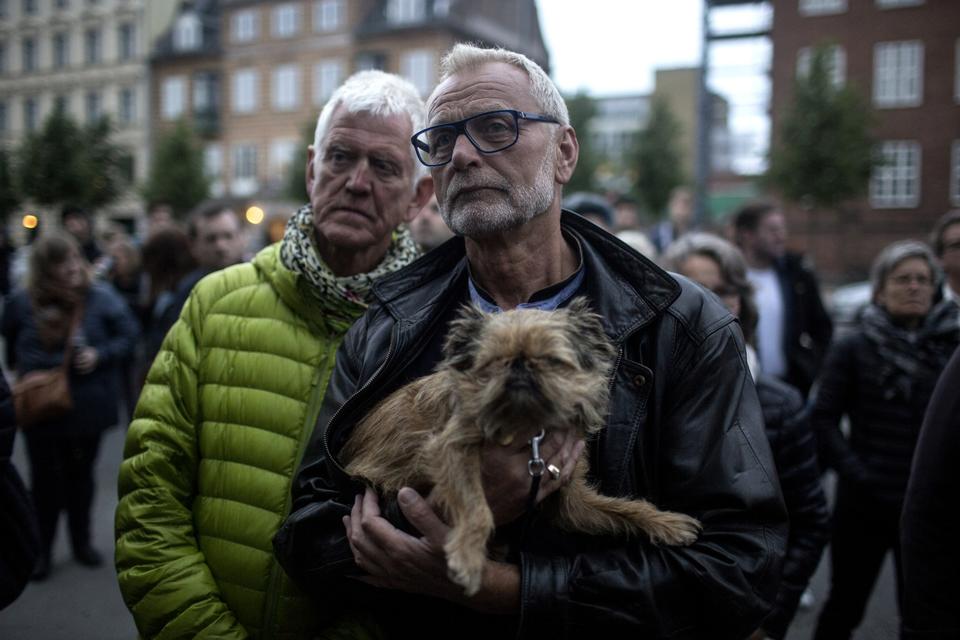 MINDEHØJTIDELIGHED. For at vise sympati med ofrene for weekendens angreb på en natklub i Orlando var flere hundrede danskere mødt op foran den amerikanske ambassade på Østerbro i København. 