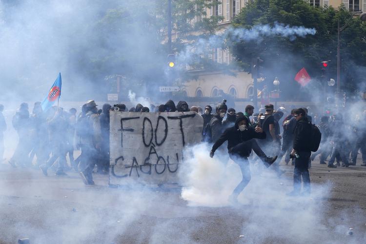 Paris. De maskerede demonstranter kaster med genstande efter politiet, som har svaret igen med tåregas og vandkanoner. 